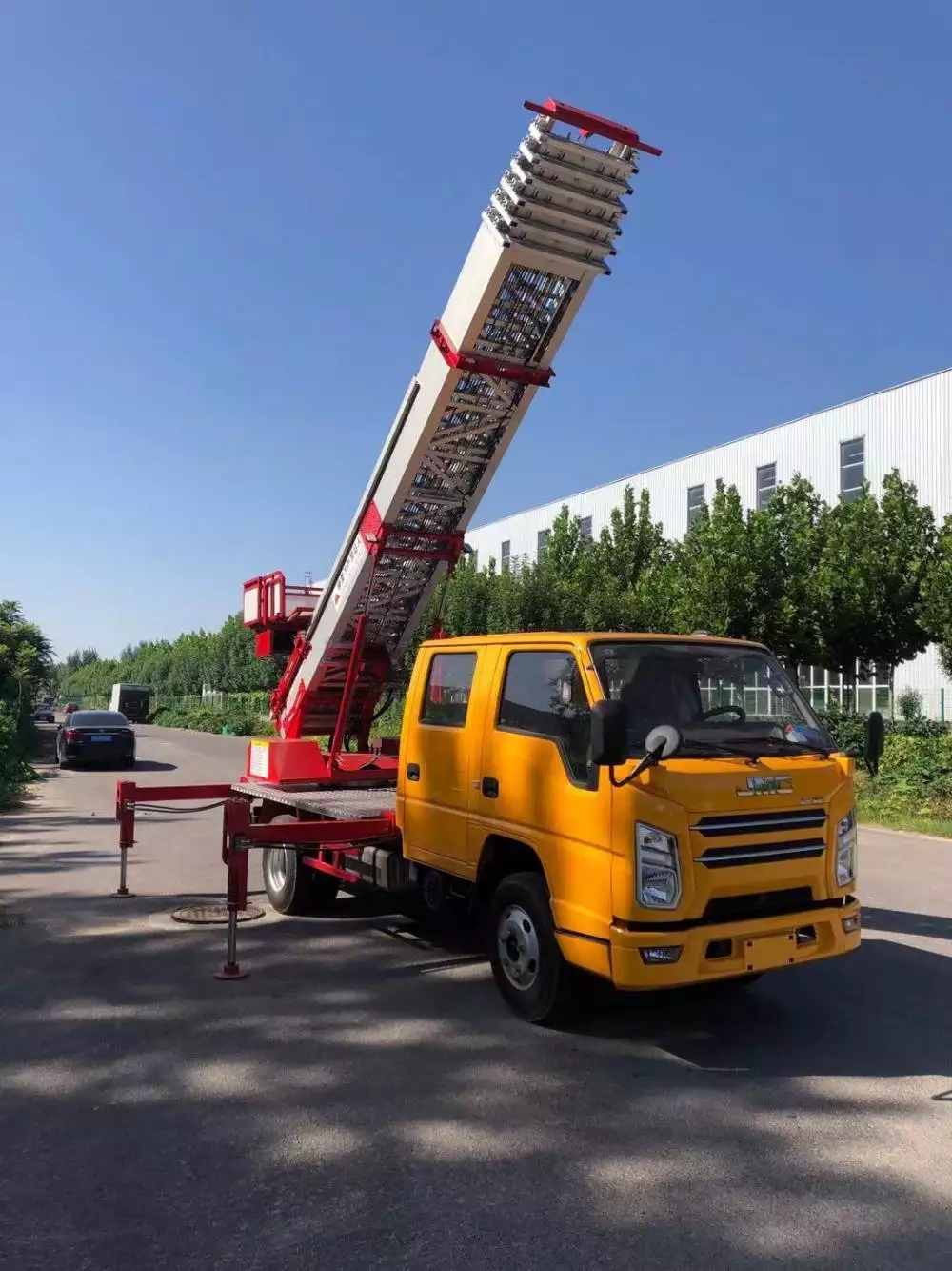 洋浦经济开发区附近的云梯车出租服务：轻松解决高空作业需求